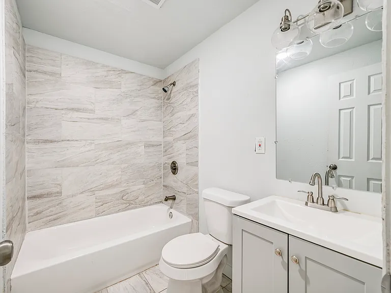 1131 W Johnson St — Photo 9