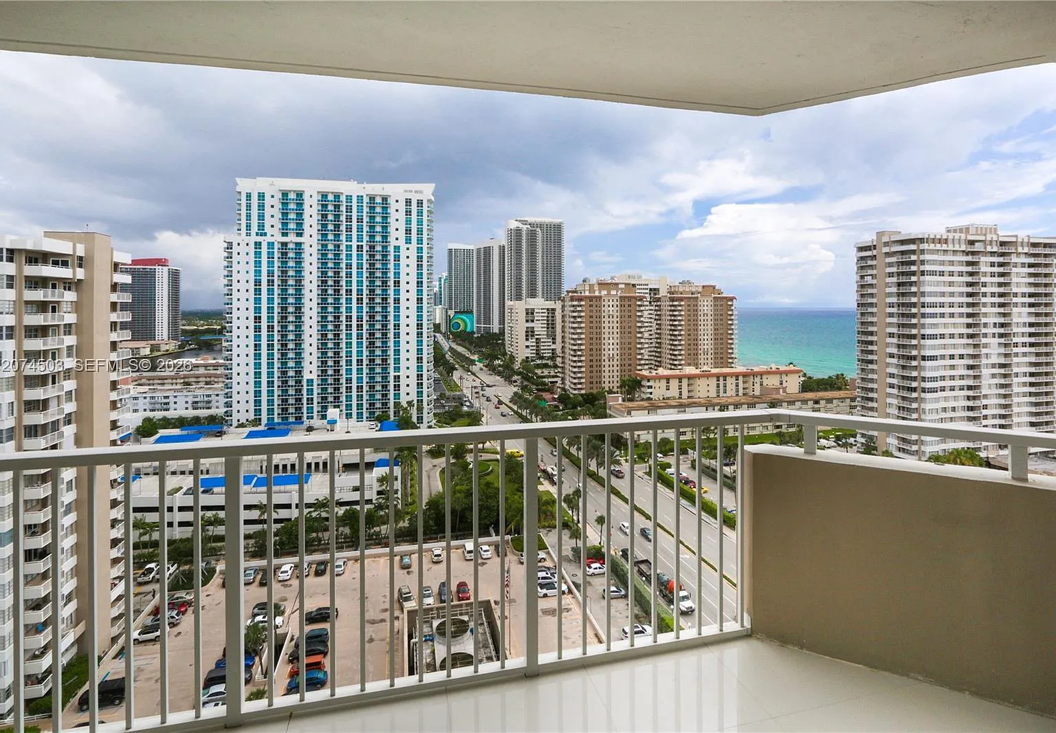 Hemispheres Condo — Photo 2