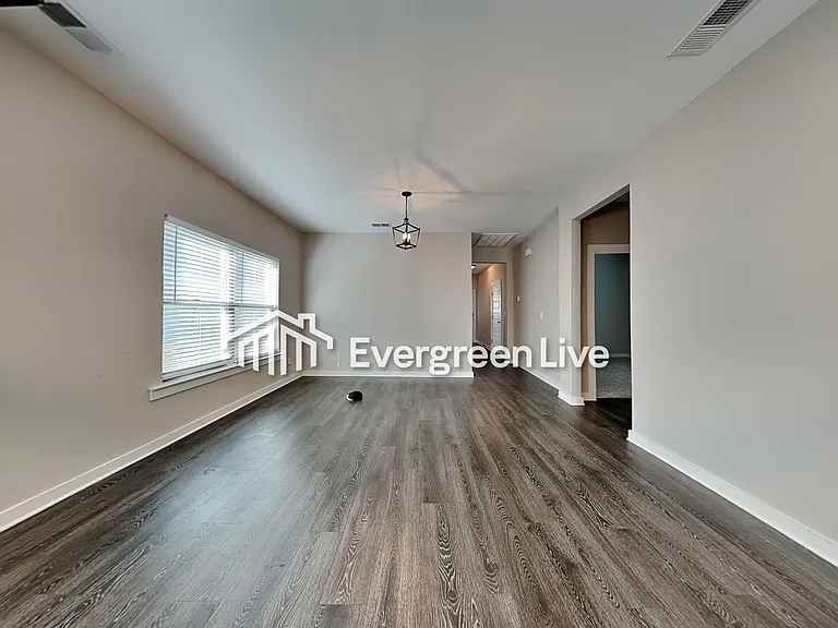 156 Park Dr N — Photo 2