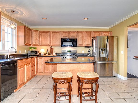 kitchen w/ granite/stainless