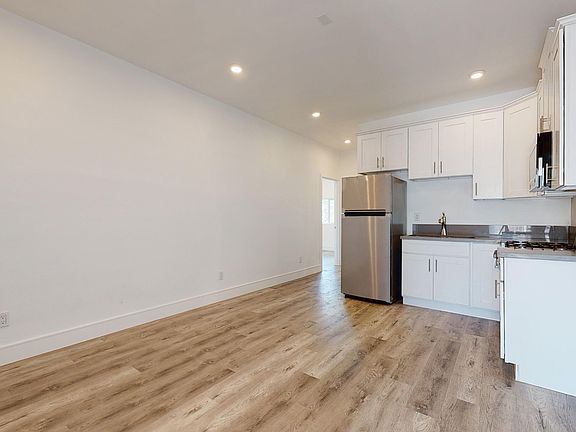 5th image of 1848 S Sycamore Ave #6