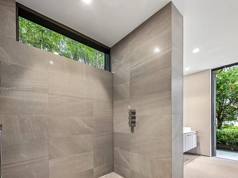 440 Mola Ave — Photo 47