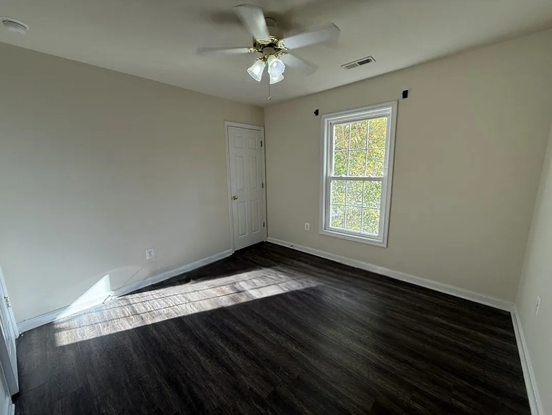 Upper level 2bed 1bath apartment in prime location — Photo 4