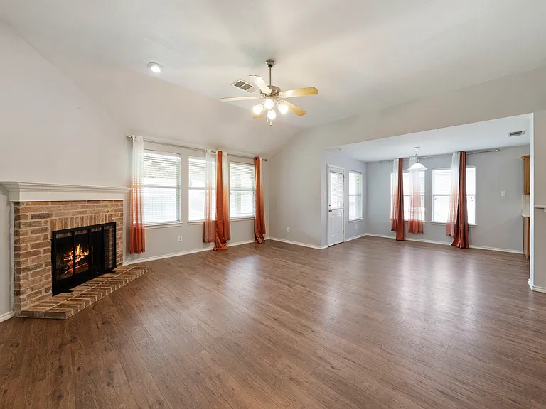 2105 Arthur St — Photo 4