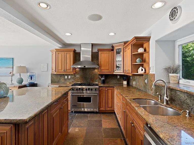 645 Loring St — Photo 3