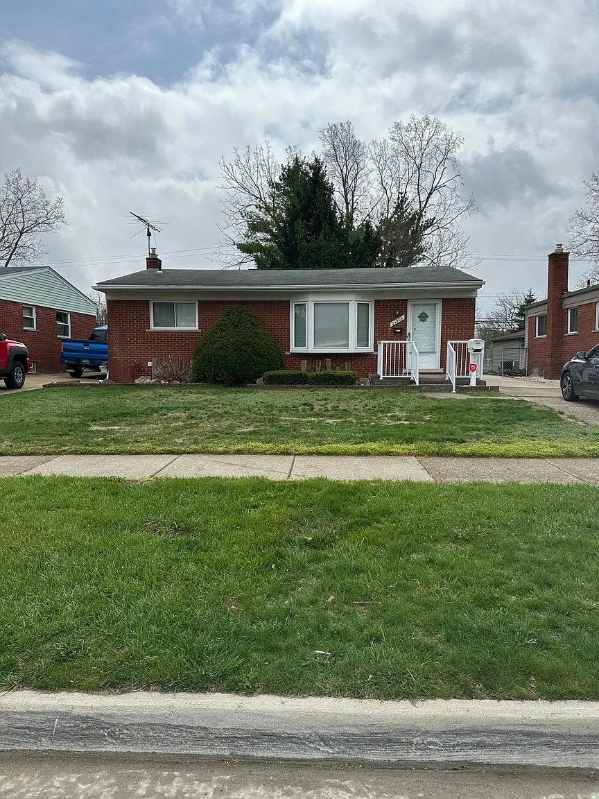 24905 Chernick St photo 1