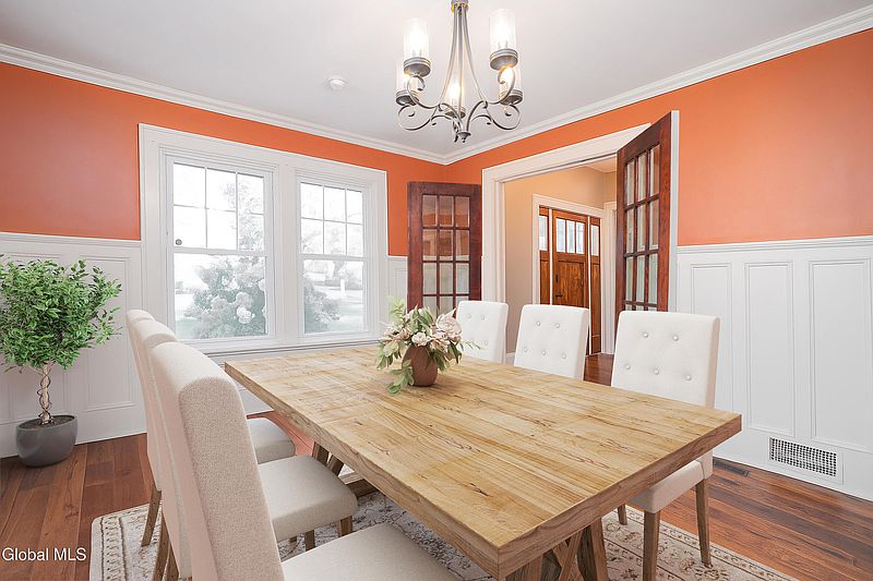 5th image of 33 Kingsboro Avenue