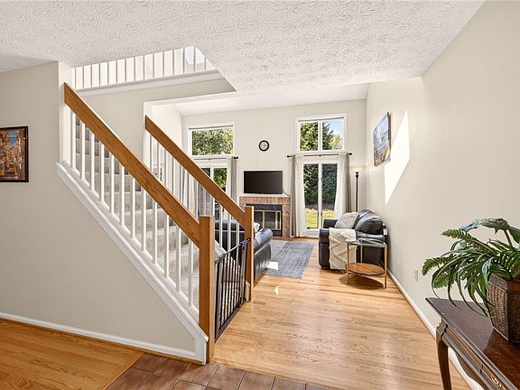 4th image of 27 Neville Ln