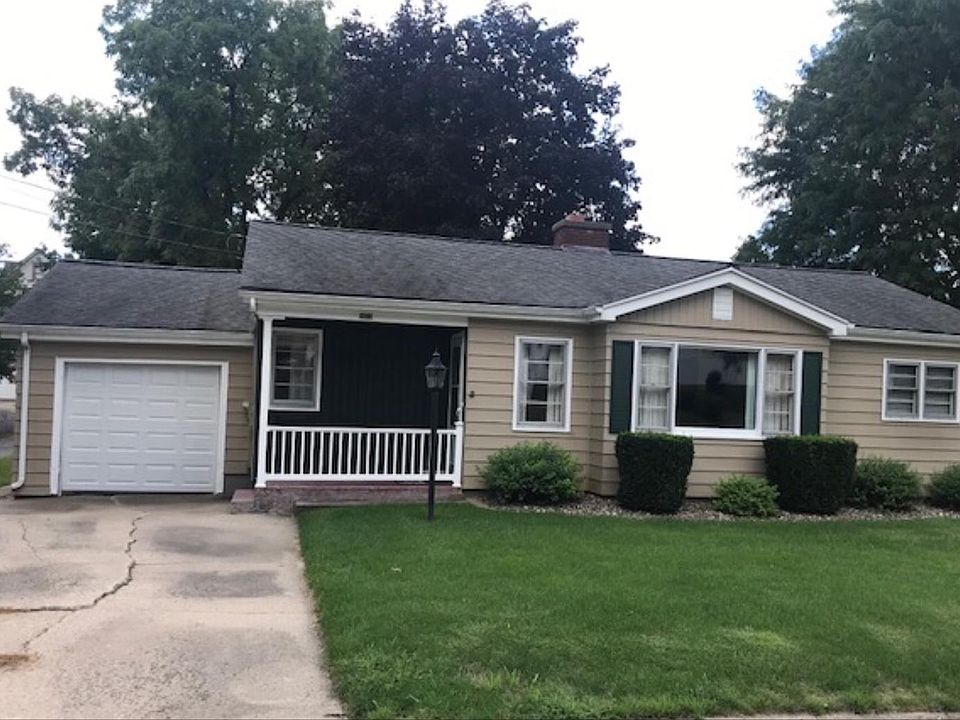 Front of home. With one car garage.