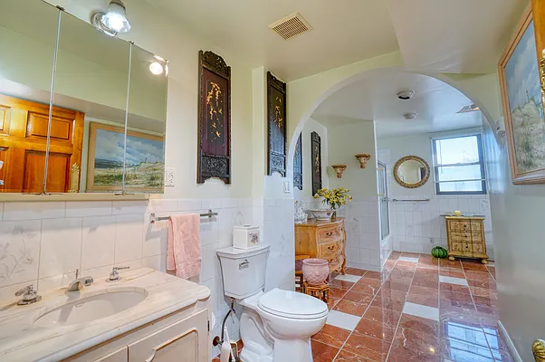 Bathroom, photo 1