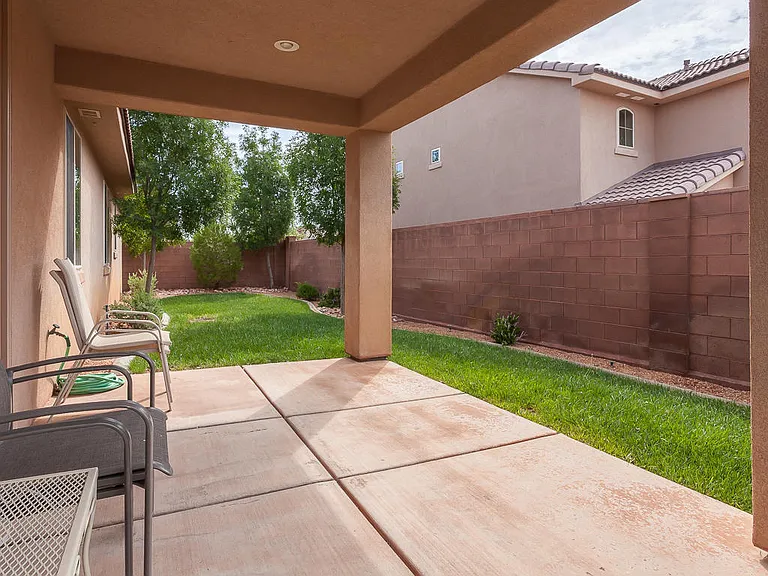 358 E Munich Dr — Photo 6