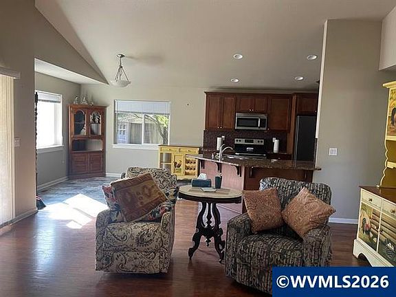 4th image of 323 NW Pacific Hills Dr