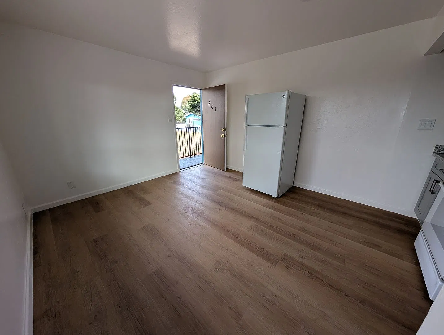 Comfortable one bedroom unit, convenient location to shopping and transportation — Photo 1