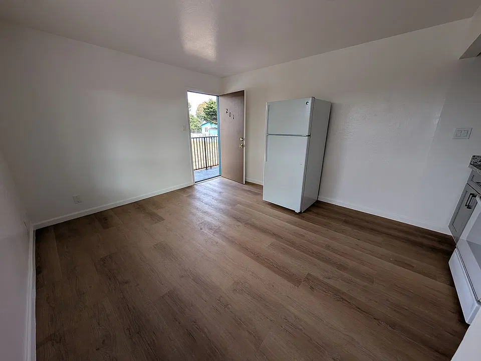 Comfortable one bedroom unit, convenient location to shopping and transportation