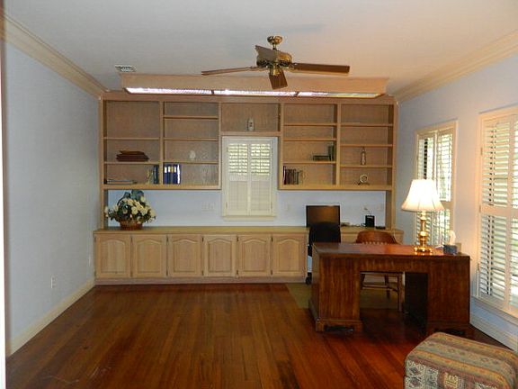 5th image of 8 Hermitage Dr