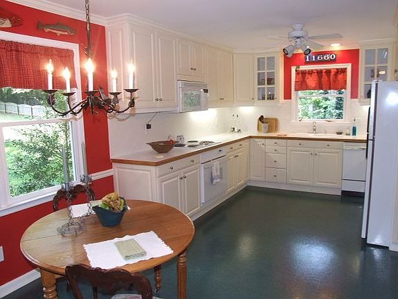 Bright, Open Kitchen