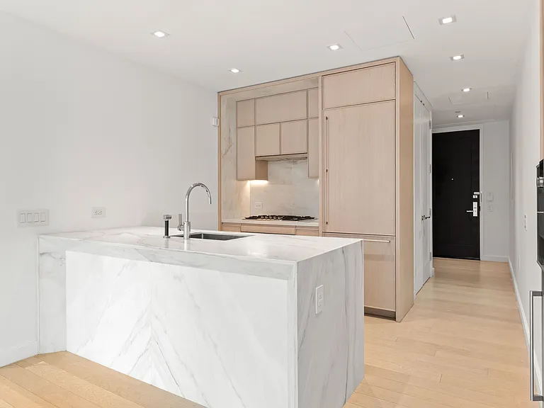 138 E 50th St #32B — Photo 6
