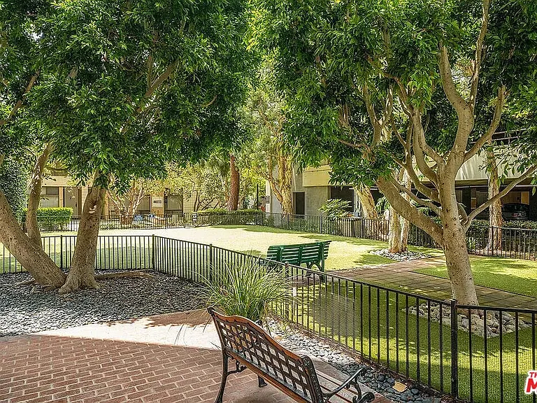 4333 Marina City Dr — Photo 46