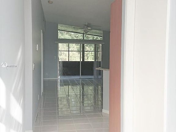 4th image of 562 Woodgate Cir