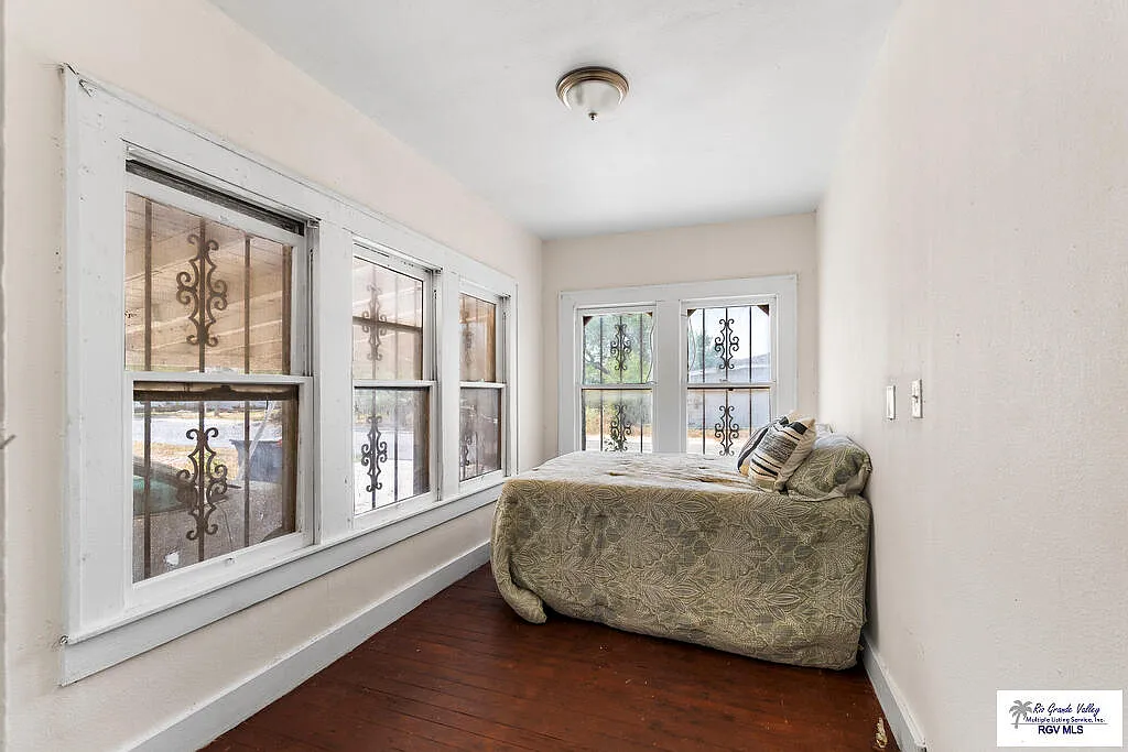 3 bed, 1.0 bath, 1064 sqft, $1,000 — Photo 4