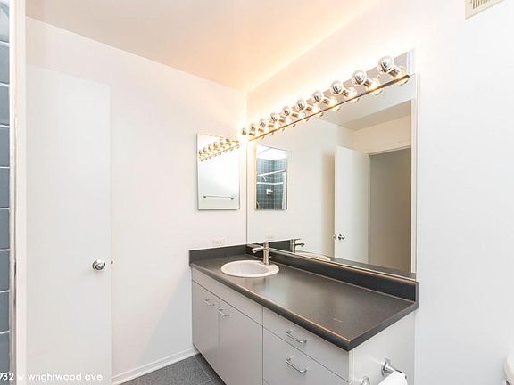 5th image of 932 W Wrightwood Ave #814