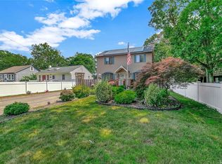17 Victory Ave, Shirley, NY 11967