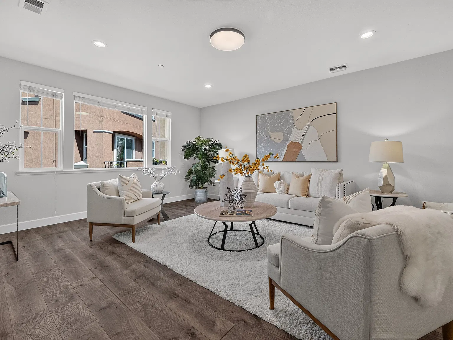 3 bed, 1925 sqft, $4,380 — Photo 4