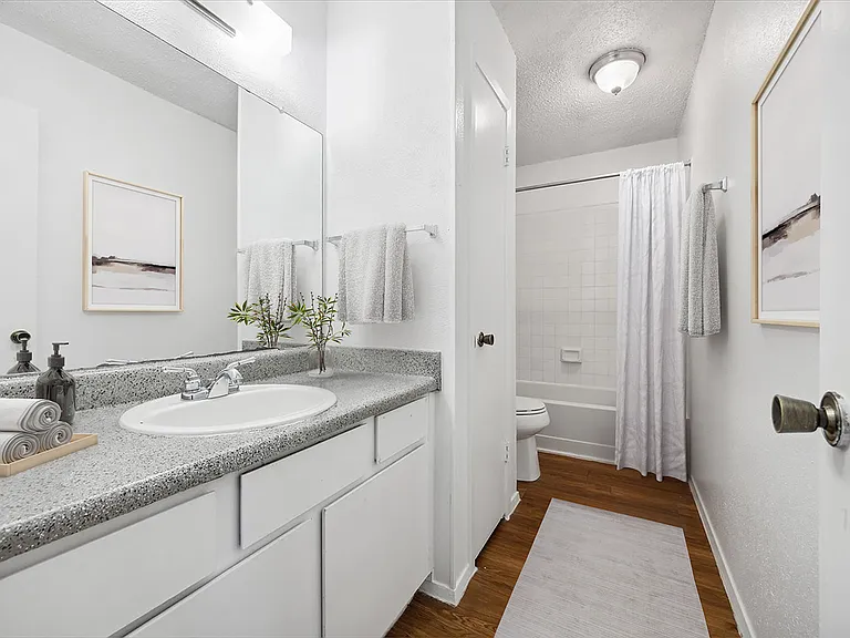 VS Unit 02 Bathroom 01