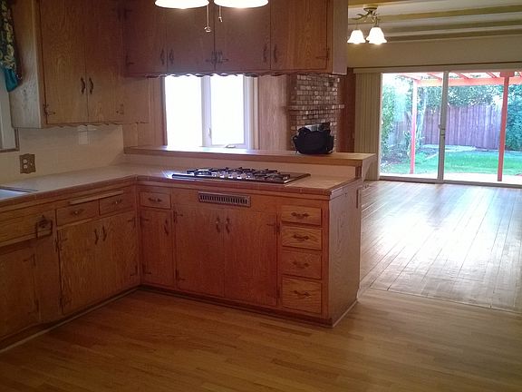 4th image of 16110 Liggett St