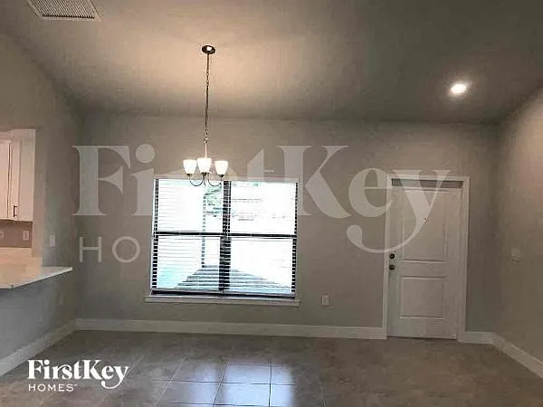 4 bed, 2.0 bath, 2105 sqft, $2,460 — Photo 3