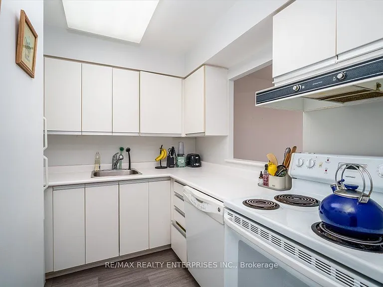 21 Overlea Blvd NE #506 — Photo 4