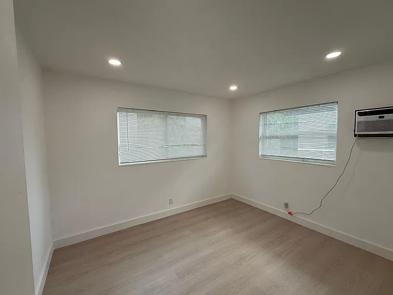 1927 Roosevelt St #8A — Photo 10