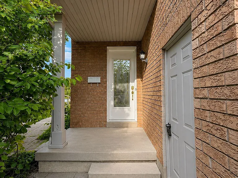746 Walpole Cres #UPPER — Photo 2