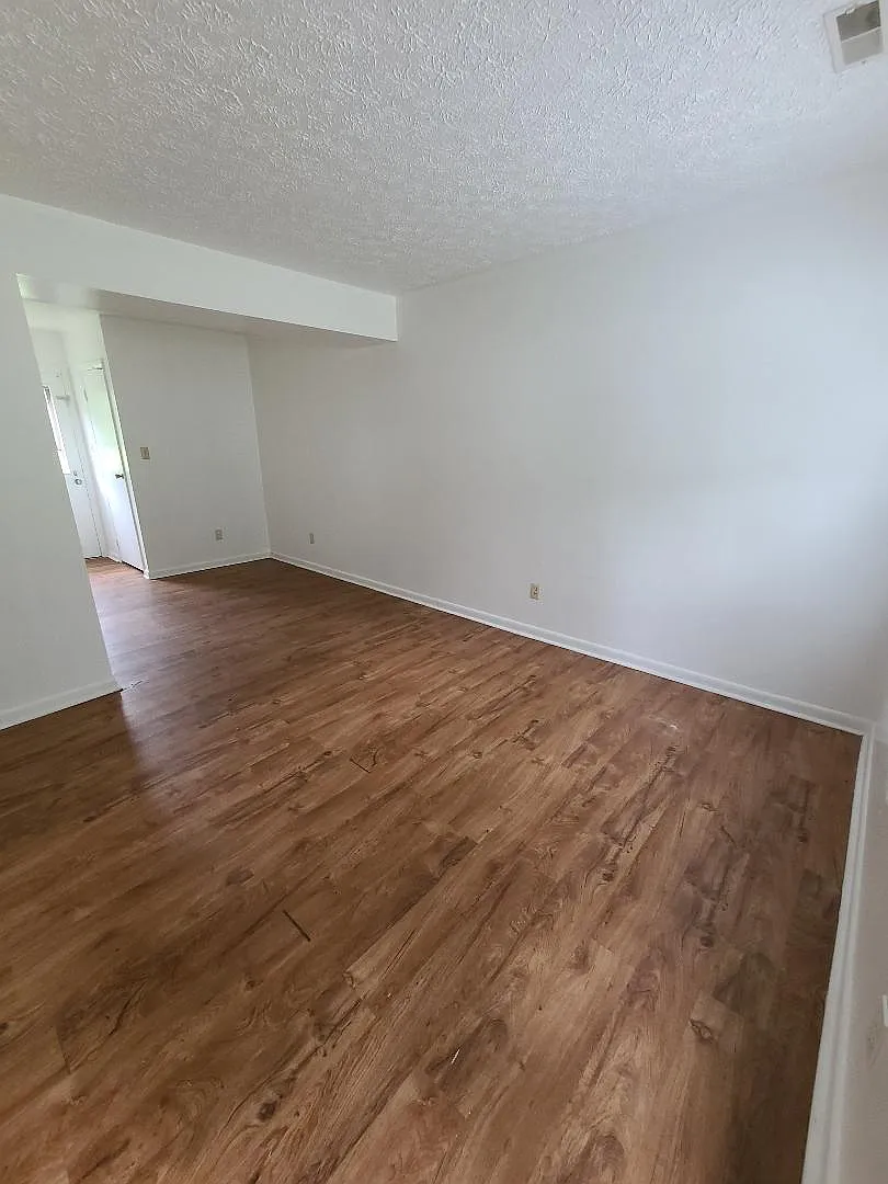 101 Miracle Dr — Photo 2
