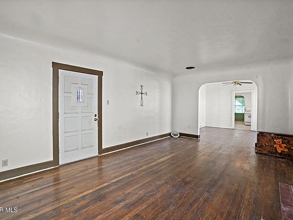 2nd image of 3915 Pershing Dr