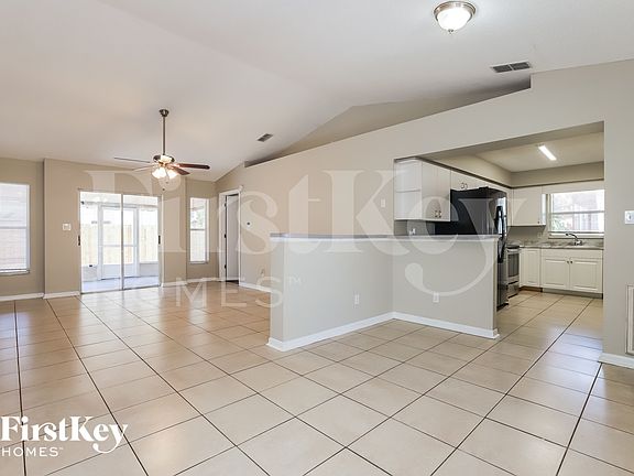 5th image of 909 S Evers St