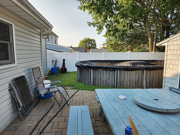 3rd image of 898 Merillon Ave