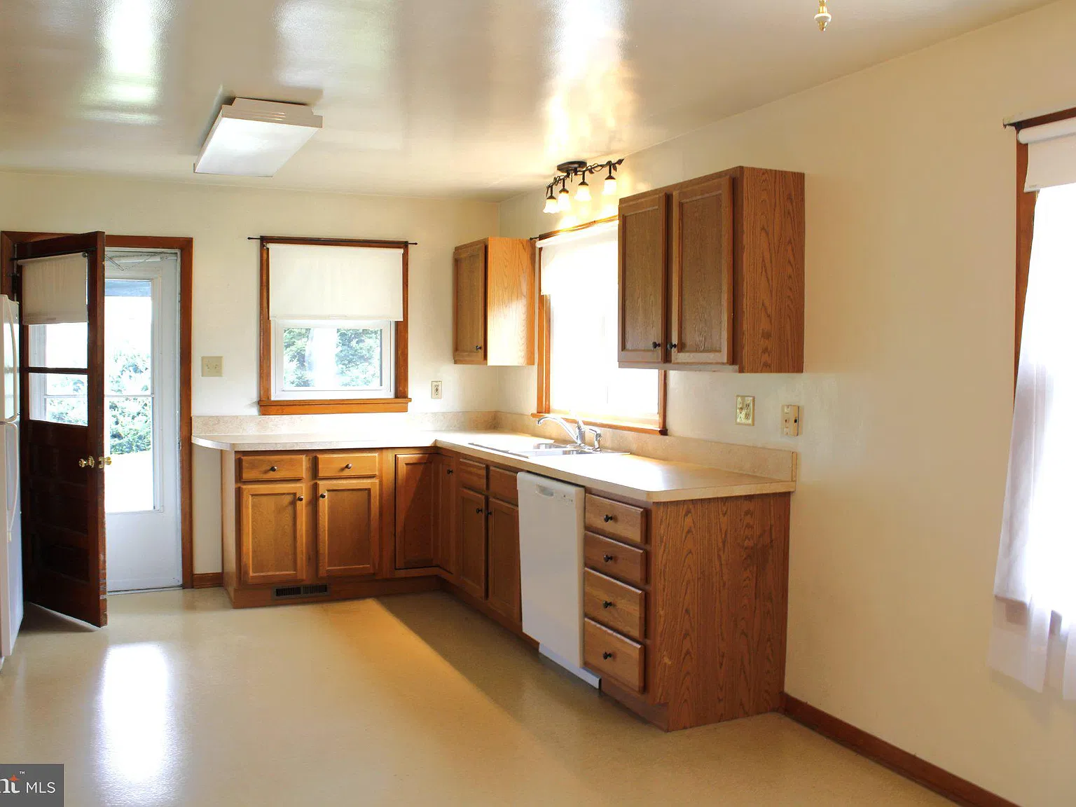 2 bed, 1.5 bath, 1232 sqft, $1,600 — Photo 3
