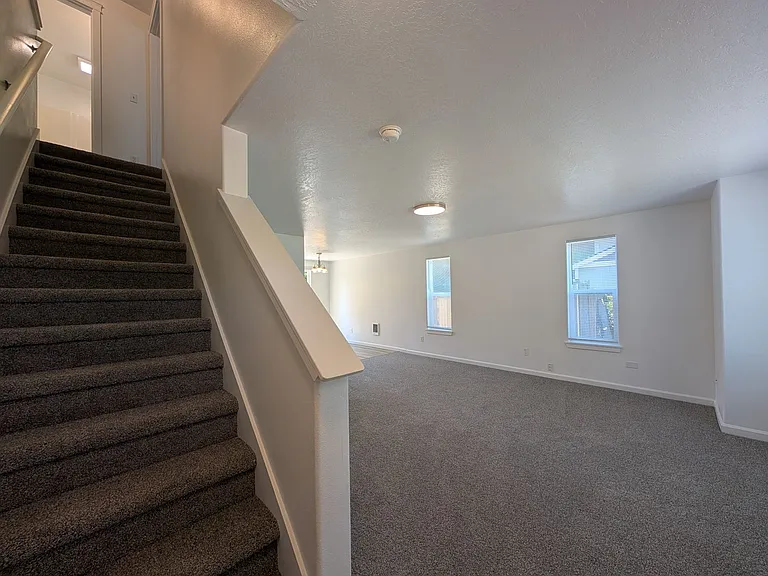 484 Helen St — Photo 12
