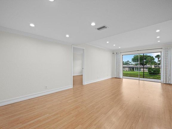 4th image of 190 Lake Evelyn Dr #190