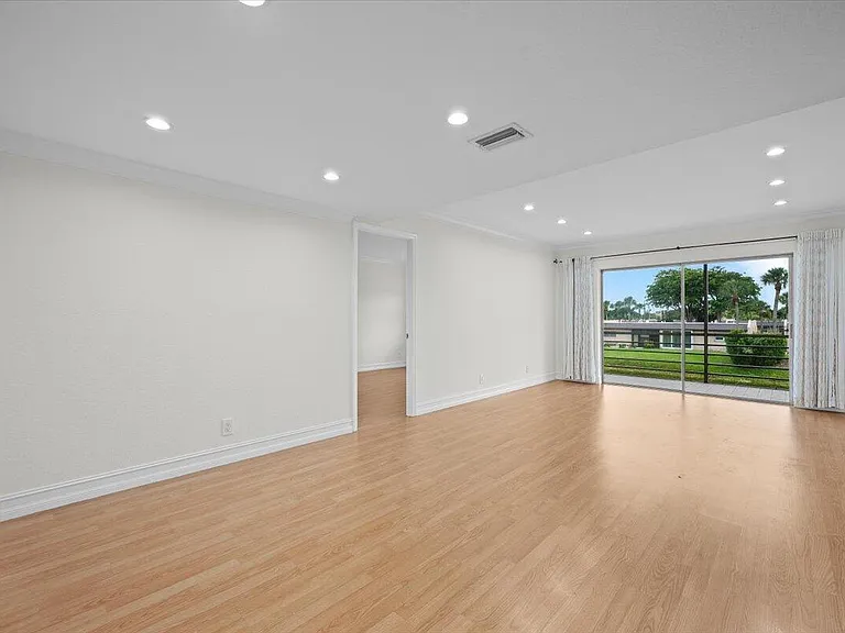 190 Lake Evelyn Dr #190 — Photo 4