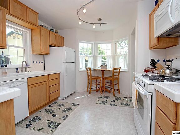 2nd image of 116 Ash St NE