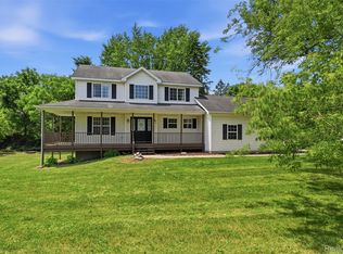 4482 Pleasant Valley Rd, Brighton, MI 48114