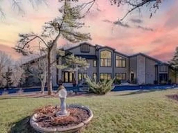 1212 Walnut Hill Farm Dr, Chesterfield, MO 63005