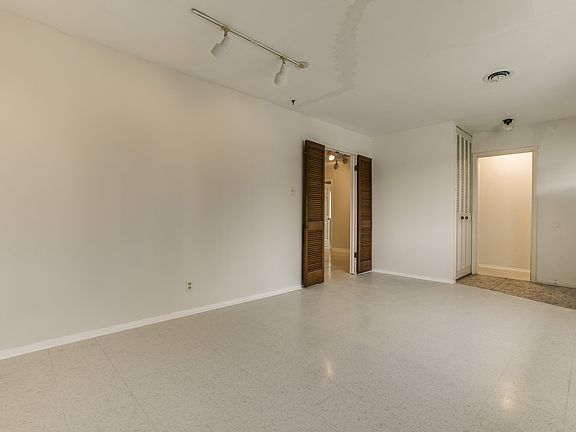 5th image of 211 Dartmoor St