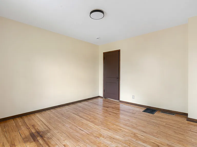 1053 Westminster St — Photo 13