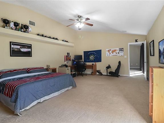 2nd image of 208 N Bloxam Ave