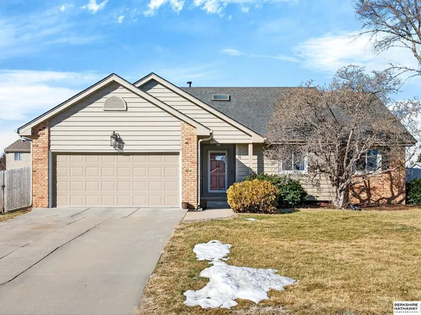 508 Oakwood Dr, Papillion, NE 68133