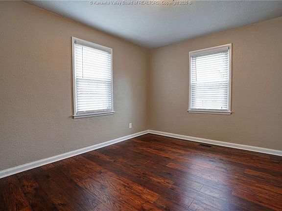 5th image of 1009 E Village Dr