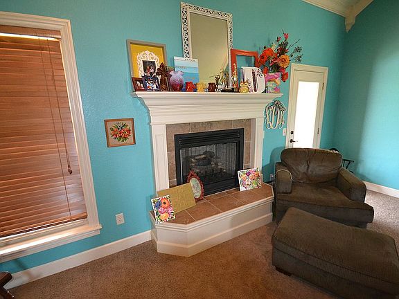 Living Room/Fireplace